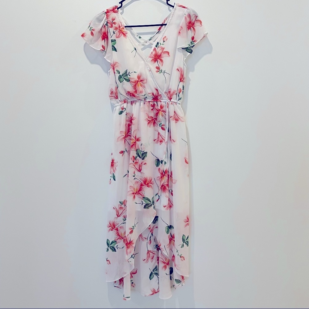 Francesca’s Jun & Ivy Francesca’s Flutter Sleeve V-Neck Floral Dress in XS